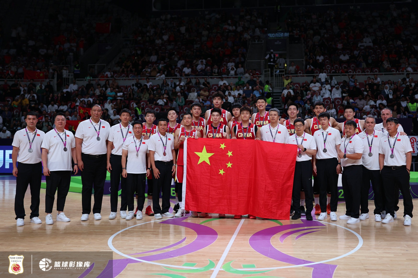 爱笑男孩的充实暑假！王俊杰发博晒多张亚洲杯照片：Best❤️